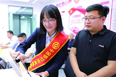 济南一市民在银行网点顺利换领了第三代社保卡